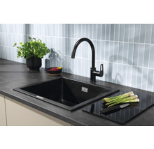 Keukenscène met spoelbak, kraan, werkblad en decoratie