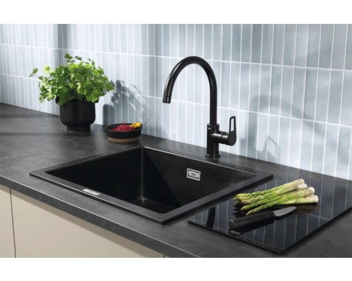 Keukenscène met spoelbak, kraan, werkblad en decoratie
