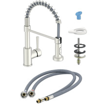 Keukenkraan met sproeislang en installatiemateriaal
