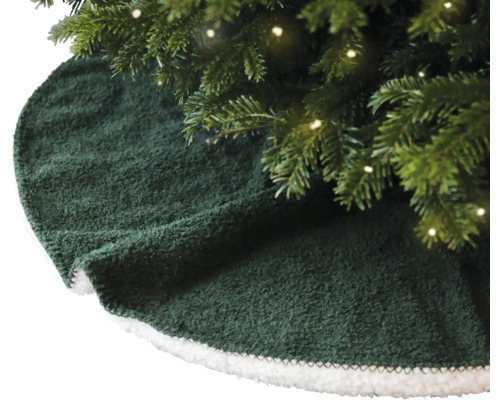 Groene kerstboomkleed met witte rand onder een kerstboom