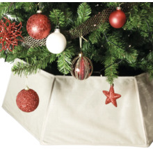 Versierde kerstboom met boomkleed