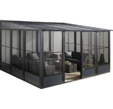 Ruime tuinkamer met tuinmeubelen