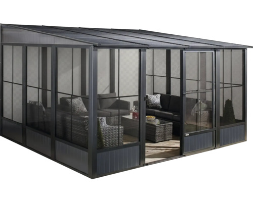 Ruime tuinkamer met tuinmeubelen