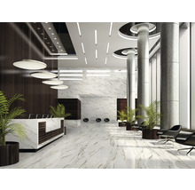 Lichte en ruime ontvangstruimte met marmeren vloer, zuilen en designmeubilair