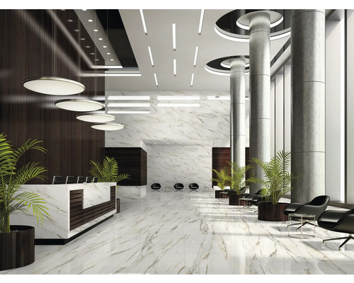 Lichte en ruime ontvangstruimte met marmeren vloer, zuilen en designmeubilair