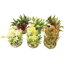 Drie kunstplanten in potten met kiezelstenen