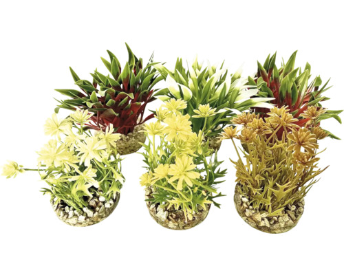 Drie kunstplanten in potten met kiezelstenen