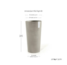 Grijze Ecopots Amsterdam Mid High 66 bloempot: hoogte 66 centimeter, diameter 34 centimeter, gewicht 5,8 kilogram, inhoud 35,6 liter.
