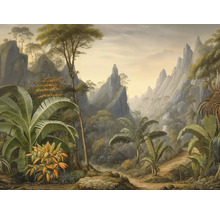 Vliesbehang met jungle-motief, bergen, palmbomen en exotische planten in antieke schilderstijl.