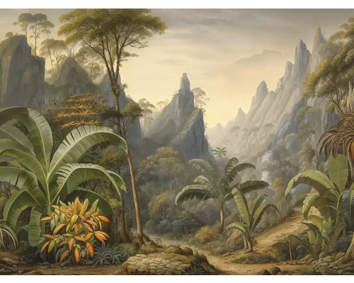 Vliesbehang met jungle-motief, bergen, palmbomen en exotische planten in antieke schilderstijl.