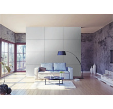 Woonkamer met bank, tafel en wandpanelen