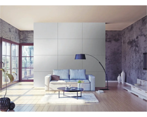 Woonkamer met bank, tafel en wandpanelen