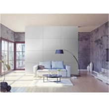 Woonkamer met bank, tafel, vloerlamp en wandpanelen