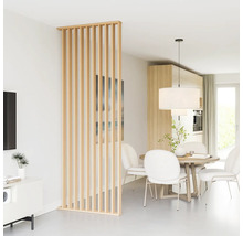 Woonkamer met houten lamellen roomdivider, eettafel en woonkamermeubels