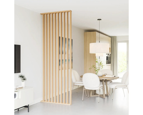 Woonkamer met houten lamellen roomdivider, eettafel en woonkamermeubels