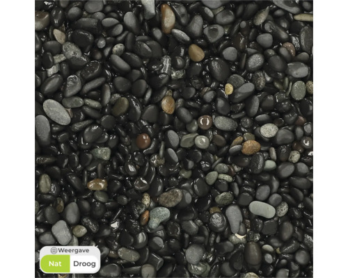 Natte decoratieve kiezelstenen voor de tuin of buitenruimte.