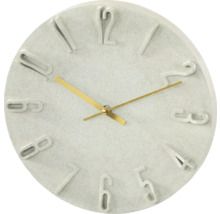 Wandklok met verhoogde cijfers en gouden wijzers