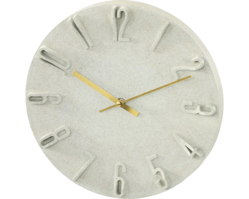 Wandklok met verhoogde cijfers en gouden wijzers