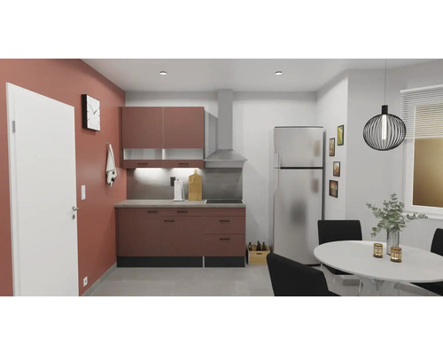 Lichte keuken met keukenkasten, afzuigkap, koelkast en eettafel met stoelen.