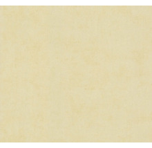 Beige vliesbehang met een fijne structuur.
