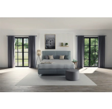 Slaapkamer met boxspringbed, gordijnen en decoratie