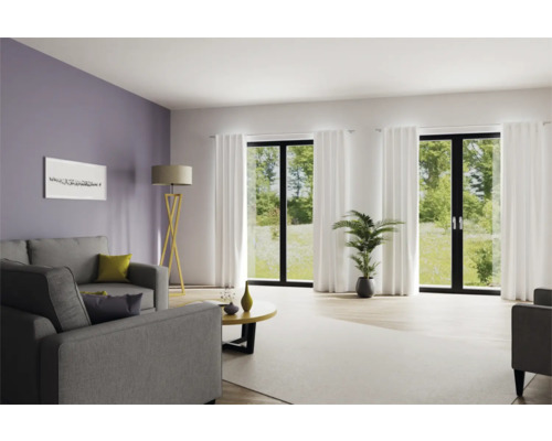 Lichte woonkamer met bank, vloerlamp en grote ramen met gordijnen