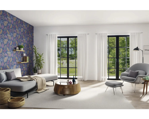 Moderne woonkamer met bank, fauteuil, salontafel en bloemenbehang