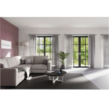 Woonkamer met hoekbank, salontafel en gordijnen voor ramen