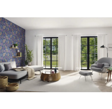 Moderne woonkamer met bank, fauteuil, salontafel en bloemenbehang