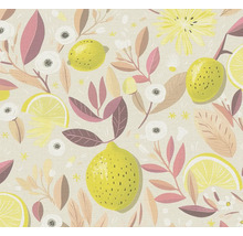 Behang met botanisch patroon van gele citroenen, citroenschijfjes, roze en bruine bladeren en witte en gele bloemen.