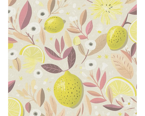 Behang met botanisch patroon van gele citroenen, citroenschijfjes, roze en bruine bladeren en witte en gele bloemen.