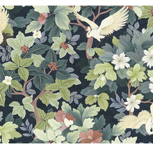 Vliesbehang met floraal patroon van kraanvogels, bladeren, witte en roze bloemen en bessen.