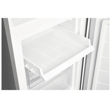 Interieur van een koelkast met een plank