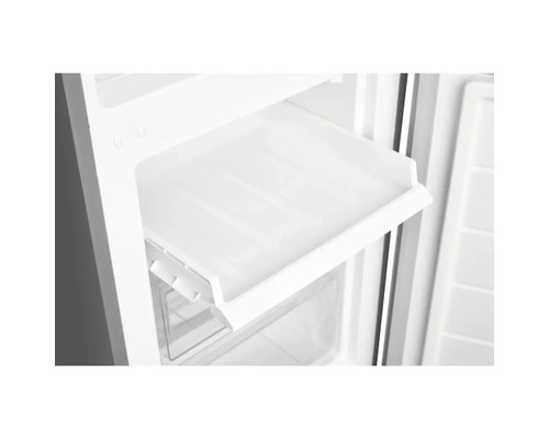 Interieur van een koelkast met een plank