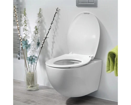 Wandcloset met open spoelrand en verhoogd zitcomfort in een heldere badkamer.