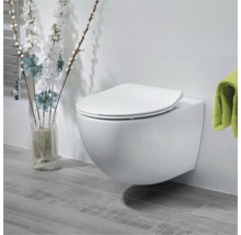 Wandcloset met toiletzitting in een lichte badkamer.