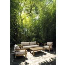 Tuinscène met bank, fauteuil en tafel voor een bamboe achtergrond