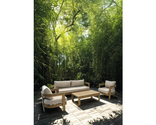 Tuinscène met bank, fauteuil en tafel voor een bamboe achtergrond