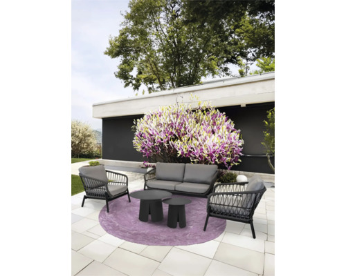 Tuinzitgroep met bank, stoelen en tafel op een terras