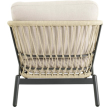 Achterkant van een rotan stoel met metalen frame en zitkussen