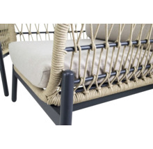 Detailopname van een loungestoel met touwvlechtwerk en stoffering