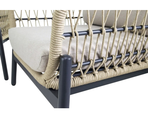 Detailopname van een loungestoel met touwvlechtwerk en stoffering