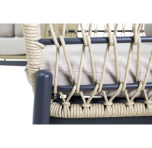 Detailopname van een buitenstoel met touwweefsel en zitkussen.