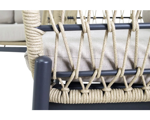 Detailopname van een buitenstoel met touwweefsel en zitkussen.
