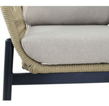 Detailopname van een tuinstoel met bekleding en gevlochten rand