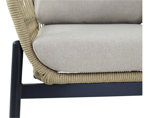 Detailopname van een tuinstoel met bekleding en gevlochten rand