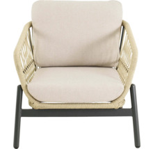 Tuinstoel met lichte kussens en gevlochten elementen