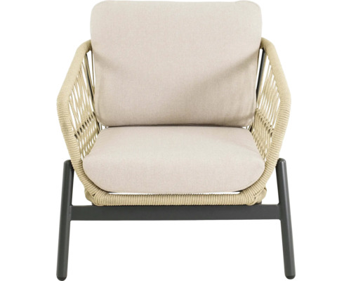 Tuinstoel met lichte kussens en gevlochten elementen