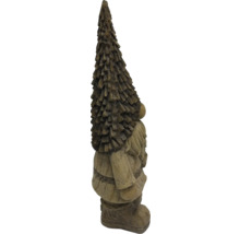 Decoratief tuinbeeld van een tuinkabouter met een kerstboommuts