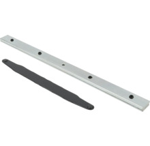 Zilveren magnetische metalen strip met vijf ronde magneten en een zwarte metalen plaat.